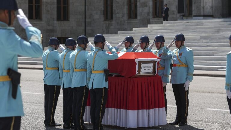 eski-bakan-hasan-akyol-icin-mecliste-cenaze-toreni-duzenlendi-dqVYVGd7.jpg