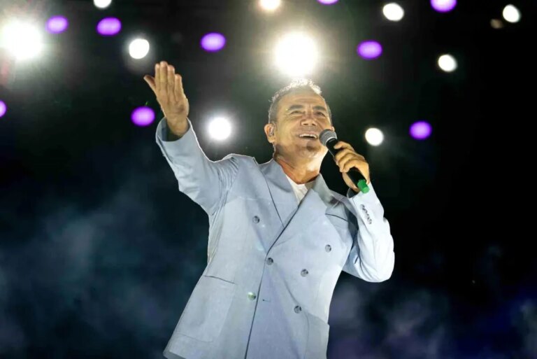 ferhat-gocer-erzurumda-cosku-dolu-bir-konser-verdi-5WJZOERN.jpg