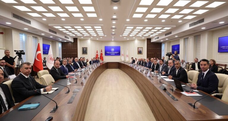 hazine-ve-maliye-bakani-mehmet-simsek-aci-ilaci-memurun-onune-koydu-81VxKXHF.jpg