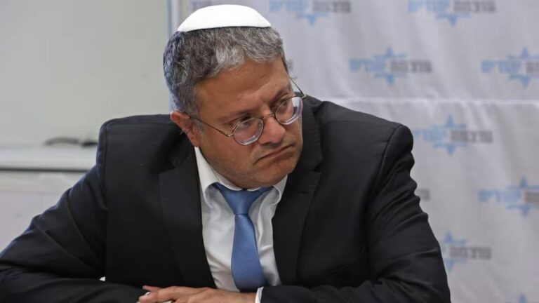 israilli-bakan-filistinlilerin-tutuldugu-hapishanelere-gazzedeki-yikimi-gosteren-posterler-astirdi-mahkumlarin-her-gun-gormeleri-gereken-sey-bu-UvVE7NME.jpg