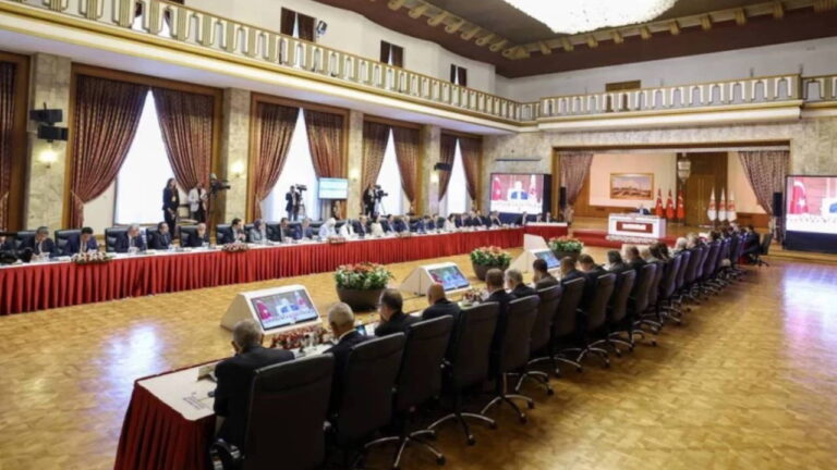 komisyonun-6-toplantisinda-soz-hukukcularda-3-buyuk-baro-katilmadi-fEZku96Z.jpg