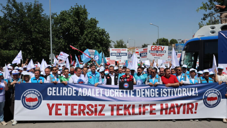 memur-ve-emeklilerinden-zam-teklifine-tepki-yetersiz-teklife-hayir-3DRQtRO3.jpg