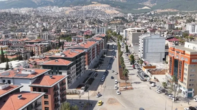 deprem-oncesi-ve-sonrasi-bir-sehrin-degisimi-yikilan-yapilarin-yerine-yeni-projeler-yukseliyor-lLivvkLD.webp