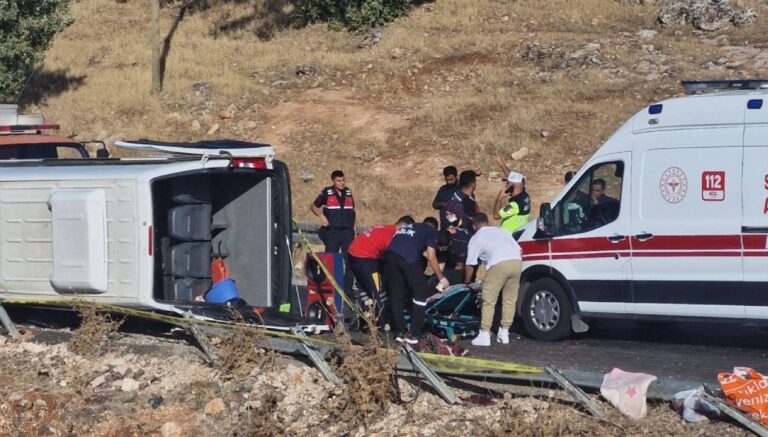 diyarbakirda-minibus-devrildi-2-olu-2si-agir-14-yarali-feQXTHKd.jpg