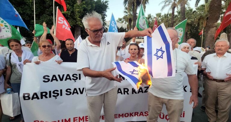 dunya-baris-gununde-israil-bayraklarini-yaktilar-w3X3WiQm.jpg