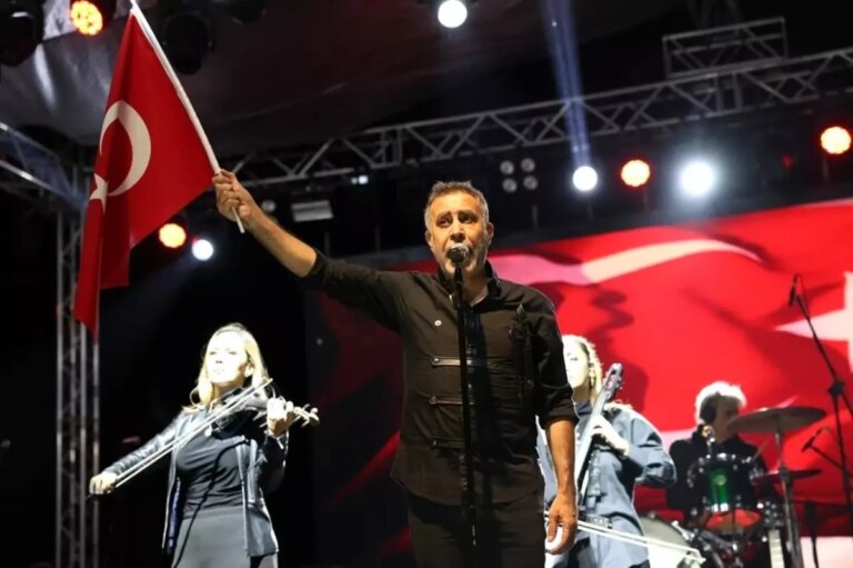 haluk-levent-27-uluslararasi-elma-tarim-ve-kultur-festivalinde-coskuyla-sahne-aldi-VK9KhiyJ.jpg