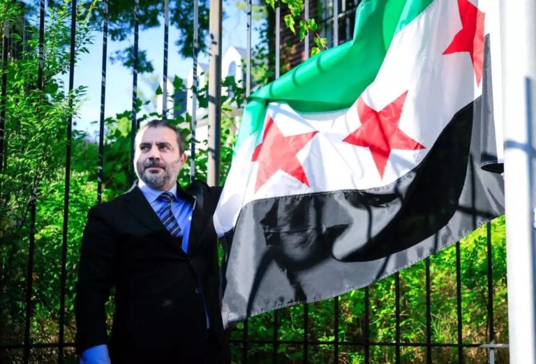 suriye-bayragi-washington-buyukelciliginde-gondere-cekildi-zsDqEr2M.jpg