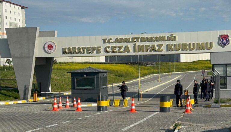 infaz-koruma-memurlarina-bicakla-saldirdi-3-yarali-9alLiPhC.jpg