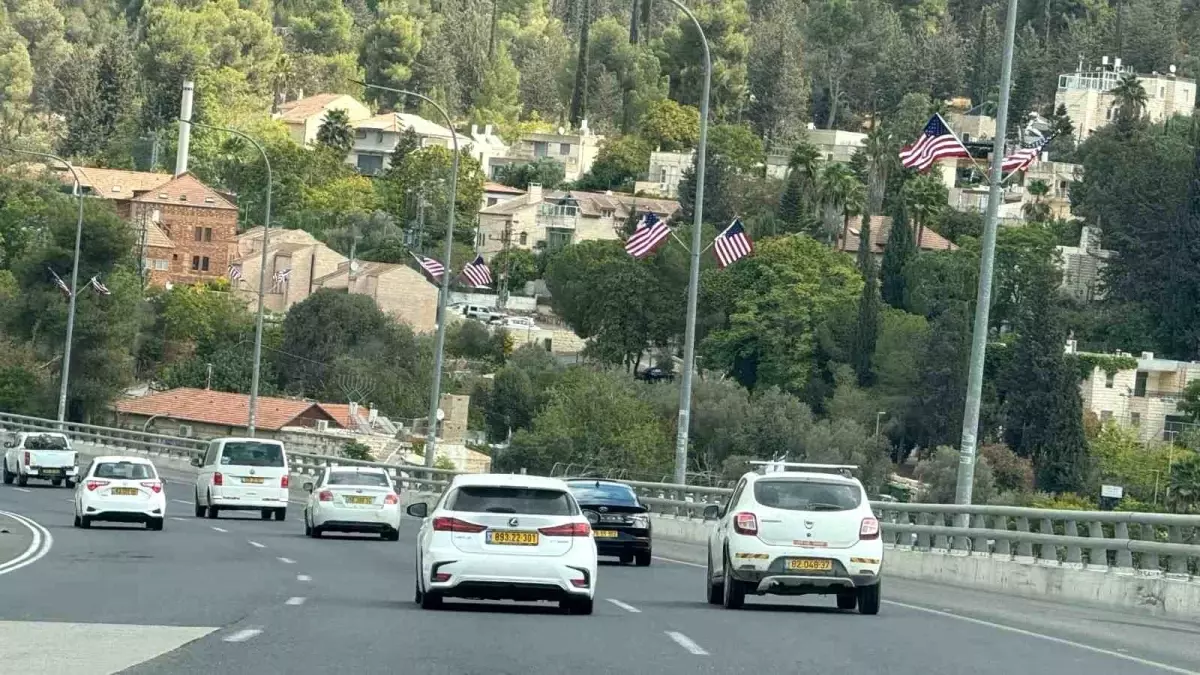 tel avivden kuduse ziyaretcileri abd bayraklari karsiliyor aaVeKX3X.jpg