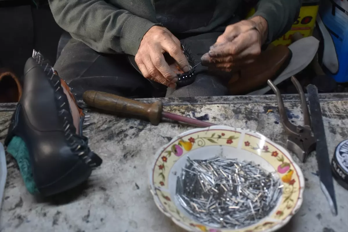 72 yasindaki usta 60 yil suren ayakkabi sanati huaGN8Xd.jpg