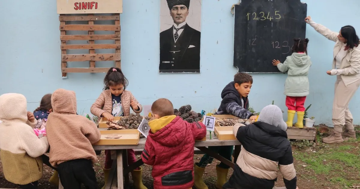 Adana’da okulun atıl bahçesinde ‘açık hava’ ders